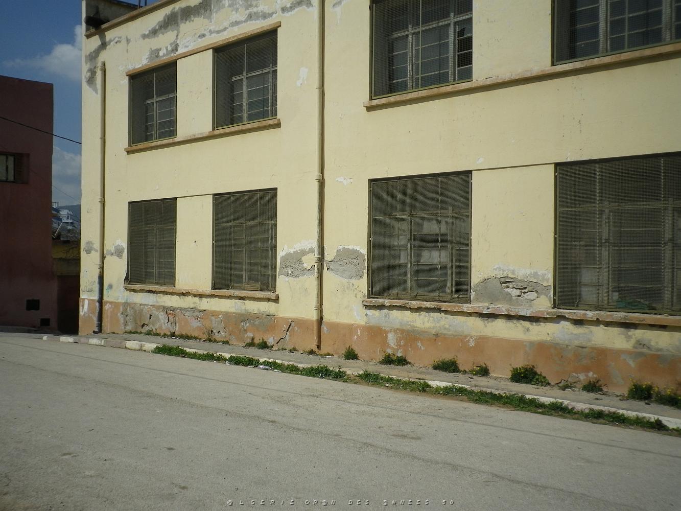 1057 les ecoles de filles cote passage a niveau.JPG